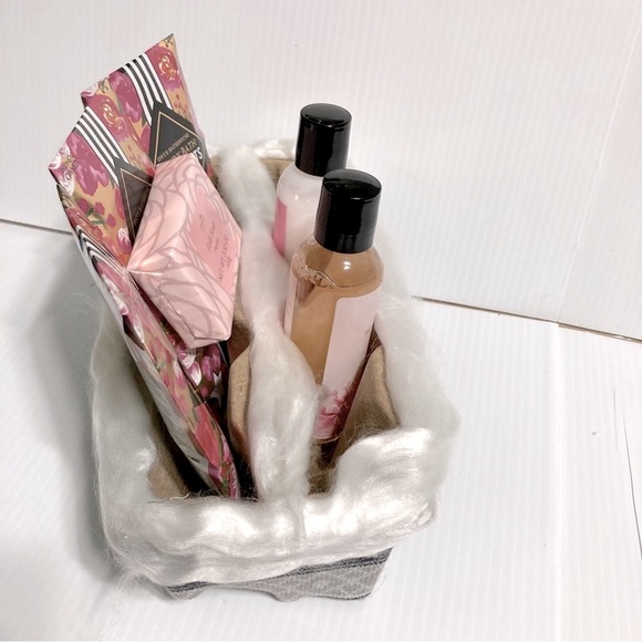 Luxury Bath Fizzing Salts, Body Wash & Lotion & Bath Soap Gift Set - Picture 3 of 10